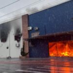 Incêndio de grandes proporções atinge fábrica têxtil em Turvo e mobiliza bombeiros