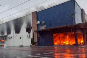 Incêndio de grandes proporções atinge fábrica têxtil em Turvo e mobiliza bombeiros