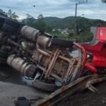 Colisão entre caminhões deixa um morto e um ferido na BR-282, em SC