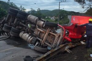 Colisão entre caminhões deixa um morto e um ferido na BR-282, em SC