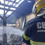 Incêndio atinge terceiro andar de imóvel em Blumenau; VÍDEO