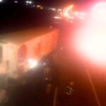 Homem morre após carro de luxo capotar e colidir em caminhão na BR-101