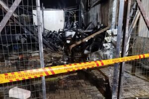 Incêndio destrói borracharia e ameaça residências em Itajaí