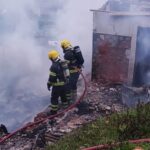 Incêndio destrói residência durante a madrugada em Blumenau