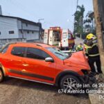VÍDEO: Carro colide com poste em Brusque e motorista é levado ao hospital