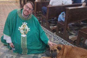 Fiel de quatro patas: cachorrinha encanta fiéis ao não perder nenhuma missa em SC