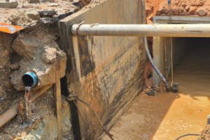 Samae informa rompimento de adutora de 200 mm durante obras na Avenida Primeiro de Maio