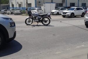 Motociclista fica ferido em acidente na rua Maximiliano Furbringer