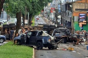 VÍDEO: Grave acidente com caminhão desgovernado envolve vários veículos em Chapecó