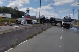 Engavetamento com cinco veículos bloqueia marginal da BR-101 em Piçarras