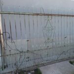 ATÉ ISSO?! PM flagra homem e mulher com portão furtado em Itajaí