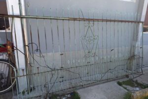 ATÉ ISSO?! PM flagra homem e mulher com portão furtado em Itajaí