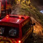 Picape sai da pista, desce ribanceira e para em ribeirão no Bairro Limeira Alta