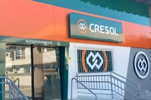 Dupla armada invade agência e foge de moto em Benedito Novo