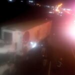 Homem morre após carro de luxo capotar e invadir contramão na BR-101