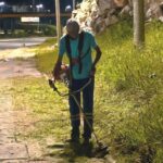 Serviços de roçada são realizados de noite na Av. Beira Rio