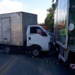 VÍDEO: Acidente entre dois caminhões mobiliza equipes de resgate na Rodovia Ivo Silveira, em Brusque