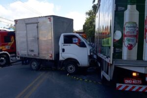 VÍDEO: Acidente entre dois caminhões mobiliza equipes de resgate na Rodovia Ivo Silveira, em Brusque