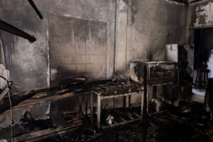 Incêndio deixa homem ferido e destrói parte de imóvel em Porto Belo