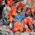 Prédio desaba no Rio e mata uma mulher