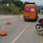 Bombeiros atendem ocorrência de colisão carro x moto em Guabiruba