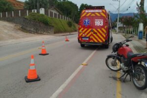 Bombeiros atendem ocorrência de colisão carro x moto em Guabiruba