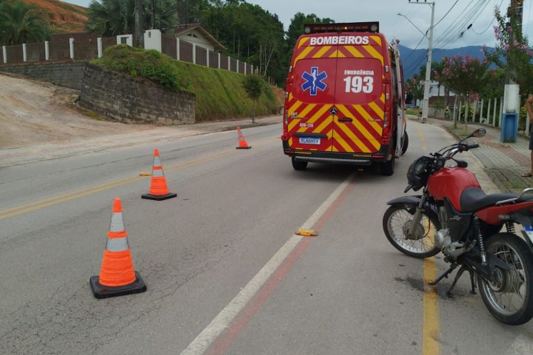 Bombeiros atendem ocorrência de colisão carro x moto em Guabiruba