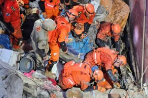 Prédio desaba no Rio e mata uma mulher