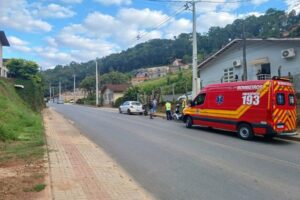 Colisão entre motocicleta e Gol mobiliza bombeiros na rua Padre Antônio Eising