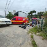 Motociclista sofre fratura na perna após acidente com caminhão no Dom Joaquim