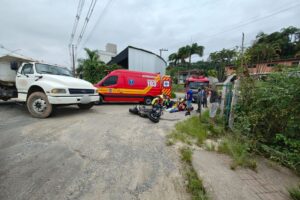 Motociclista sofre fratura na perna após acidente com caminhão no Dom Joaquim