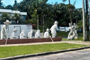 Ação conjunta garante limpeza e conservação de esculturas do município
