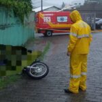 Motociclista morre ao atingir fio de alta tensão caído sobre a pista em Blumenau