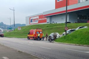 Colisão entre carro e moto mobiliza o Corpo de Bombeiros em Brusque