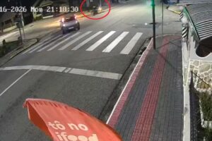 Vídeo mostra exato momento de grave acidente na Avenida Otto Renaux
