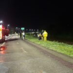 Carro capota e cai no Rio Itajaí-Mirim na Beira Rio, em Brusque