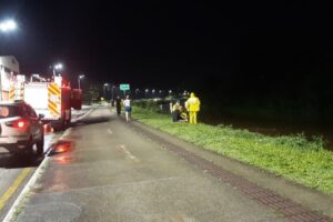 Carro capota e cai no Rio Itajaí-Mirim na Beira Rio, em Brusque