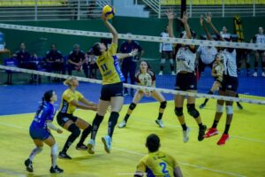 Campanha solidária de arrecadação de alimentos, produtos de higiene e limpeza segue no jogo da Abel Moda Vôlei