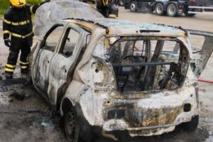 Carro é destruído por incêndio na BR-470 em Navegantes