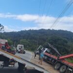 Caminhão tomba às margens da Rodovia SC-108, em Nova Trento