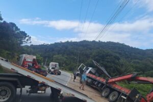 Caminhão tomba às margens da Rodovia SC-108, em Nova Trento
