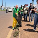 Luciano Hang vai às ruas e limpa área próxima à nova loja em Maringá (PR); VÍDEO