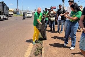 Luciano Hang vai às ruas e limpa área próxima à nova loja em Maringá (PR); VÍDEO