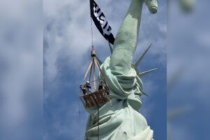 Havan realiza limpeza da maior Estátua da Liberdade do país