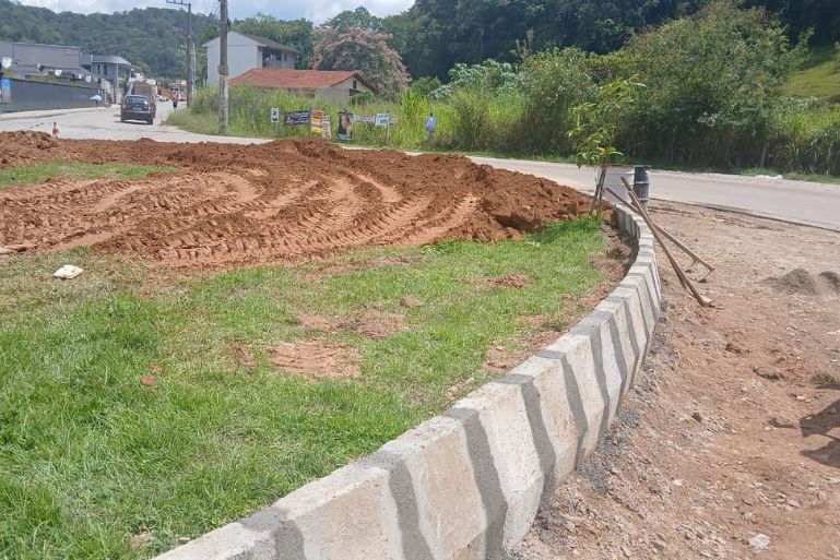 Construção de rótula no bairro Limeira tem sua primeira etapa concluída