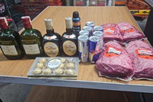 Menor é flagrado furtando carnes e bebidas em mercado de Brusque e ameaça funcionários