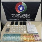 Cocaína é apreendida em Porto Belo e dois são presos por tráfico, segundo PM