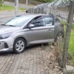 HB20 bate em poste e quase cai em barranco no bairro Azambuja, em Brusque