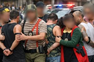 Polícia Civil usa fantasia de Chaves e apreende drogas e celulares roubados em bloco