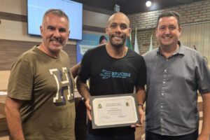 Ex-lateral da Seleção Brasileira, Maicon recebe moção da Câmara de Brusque